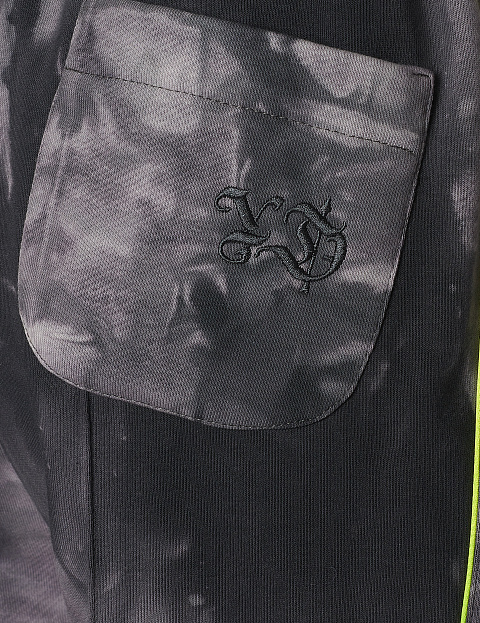 Серый tie-dye костюм с укороченной толстовкой и вышивкой в виде крестов, 7