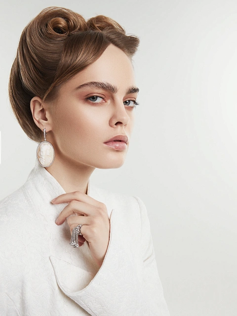 Серьги из белого золота с камеей на раковине и бриллиантами круглой огранки, 4 Серьги из белого золота с камеей на раковине и бриллиантами круглой огранки, 4