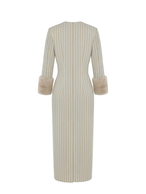 Бежевое платье в полоску с манжетами из меха норки, 2