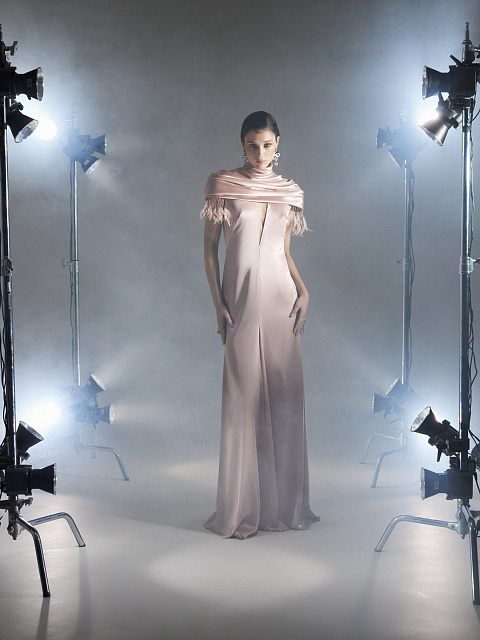 Пудровое платье-макси из шелка с драпировкой, 6