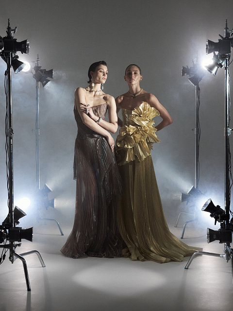 Коричневое плиссированное платье-макси из органзы, 11