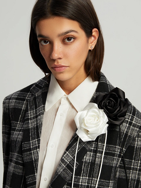 Белое колье-чокер с розой, 2