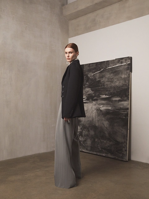 Серые широкие брюки в полоску, 6