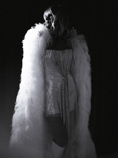 Бежевое платье-мини из сетки со стразами, 4