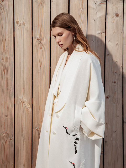 Молочное однобортное пальто с вышивкой, 4