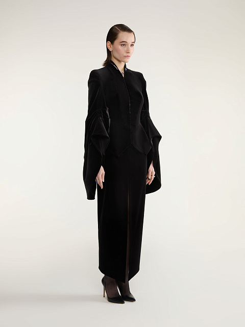 Черный бархатный костюм из жакета и юбки с разрезом, 4 Черный бархатный костюм из жакета и юбки с разрезом, 4