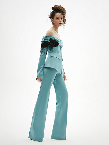 Голубой костюм-двойка с открытыми плечами и вышивкой, 1