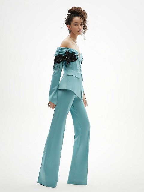 Голубой костюм-двойка с открытыми плечами и вышивкой, 1 Голубой костюм-двойка с открытыми плечами и вышивкой, 1