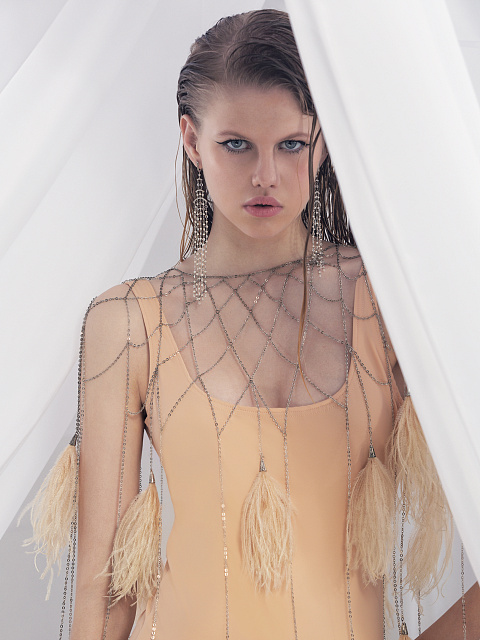 Серебристая накидка из цепочек и перьев, 5