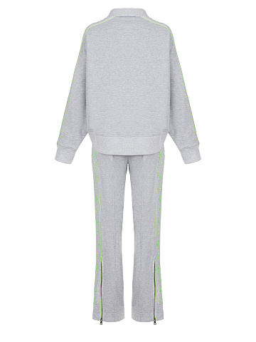 Серый костюм с укороченной толстовкой и неоново-зеленой вышивкой, 2