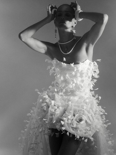 Белое платье из фатина с драпировкой и шлейфом, 10