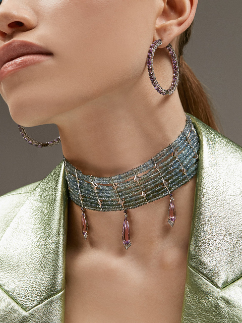 Колье-чокер из белого золота с серыми бриллиантами, аметистами и зелеными сапфирами, 5