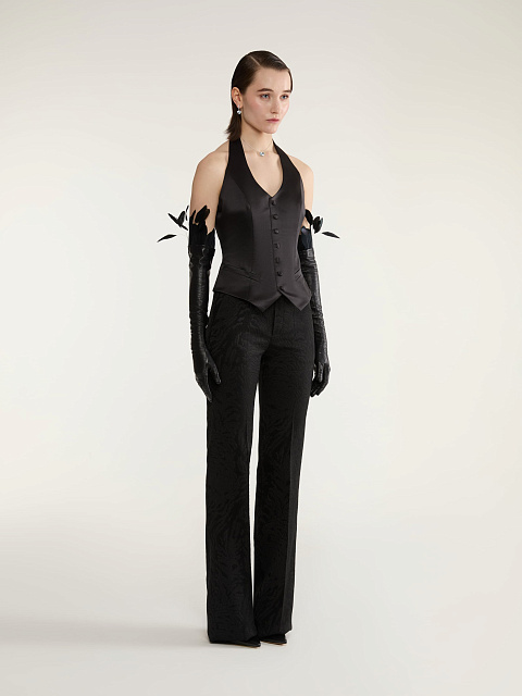 Черный костюм-тройка из жаккарда с кружевом и перьями, 10