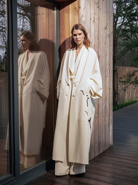 Молочное однобортное пальто с вышивкой, 2