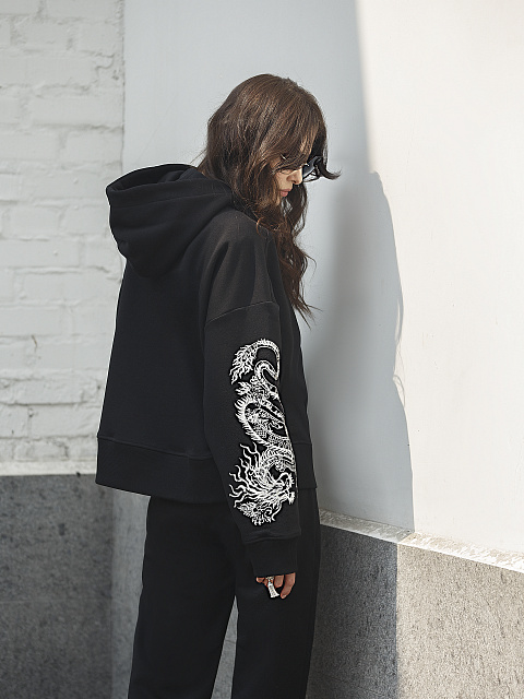 Черный костюм с драконами на рукавах, 5