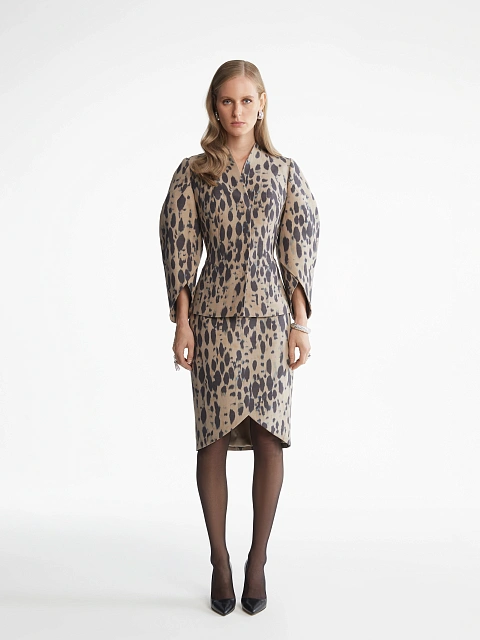 Бежевый костюм с леопардовым принтом и юбкой-мини, 2
