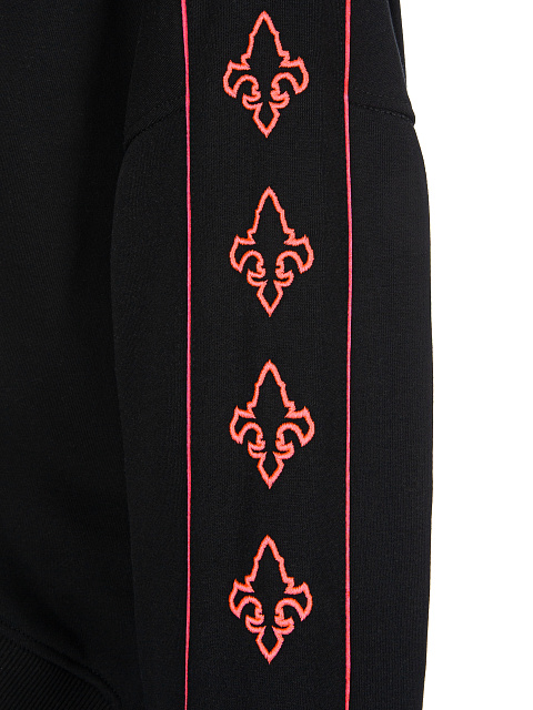 Черный костюм с укороченной толстовкой и розовой вышивкой в виде лилий, 4