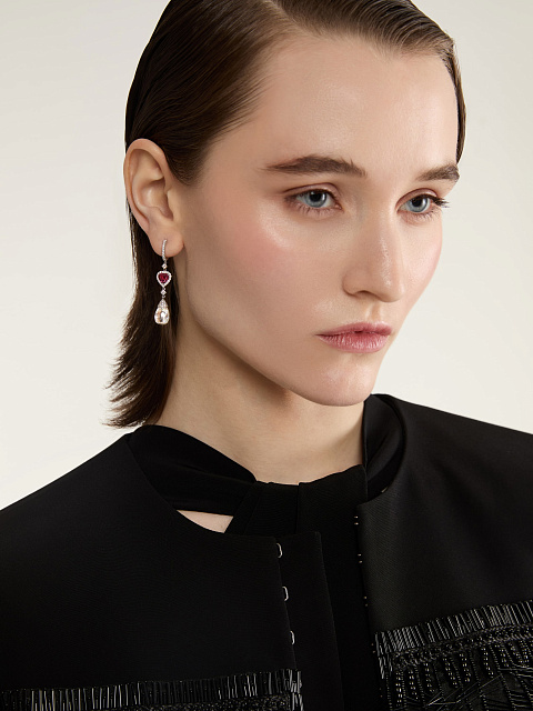 Серьги из белого золота с рубином огранки «сердце» и бриллиантами, 2 Серьги из белого золота с рубином огранки «сердце» и бриллиантами, 2