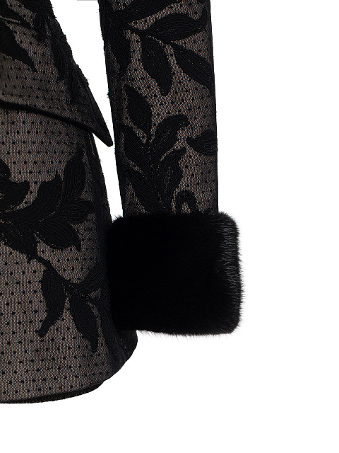 Черный костюм-двойка с отделкой из кружева и меха норки, 7