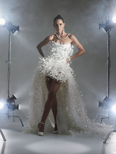 Белое платье из фатина с драпировкой и шлейфом, 2