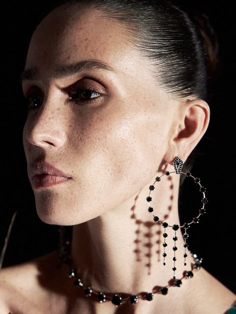 Хупсы из белого золота с черными бриллиантами, 2