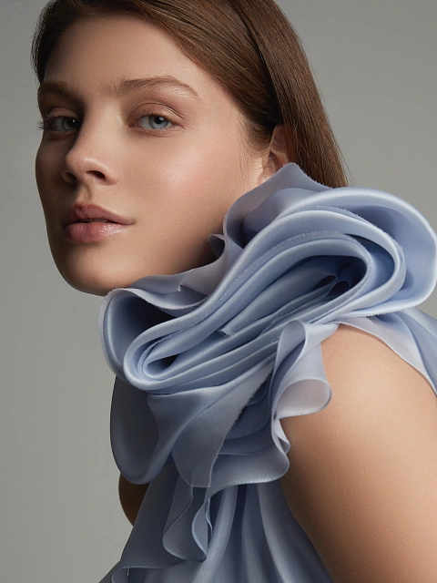 Асимметричное голубое платье-макси из органзы, 7