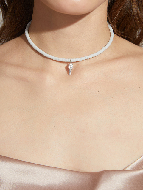 Колье-чокер из серого каучука с кулоном в виде ключа из серебра и фианитов, 2