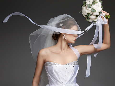 Белое платье-макси из шелка с баской и шлейфом, 9